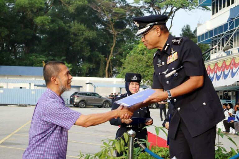 30 Dis 2022 : Majlis Penyampaian Penghargaan  dari YDH CP Dato Arjunaidi b Mohamed, Ketua Polis Negeri Selangor kepada Sdr Ahmad Faudzi Mohd Nazam atas khidmat sebagai sukarelawan komuniti
